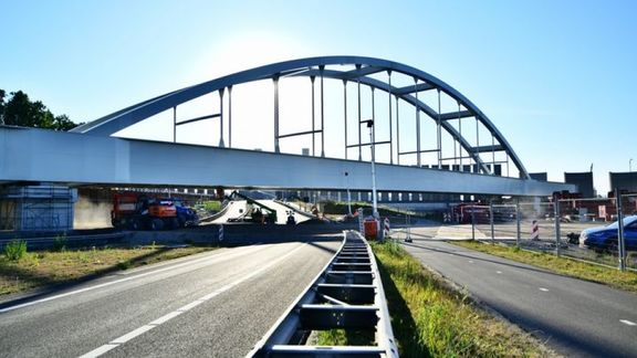 Theemswegtrace-Brücke erfolgreich im Hafen von Rotterdam platziert
