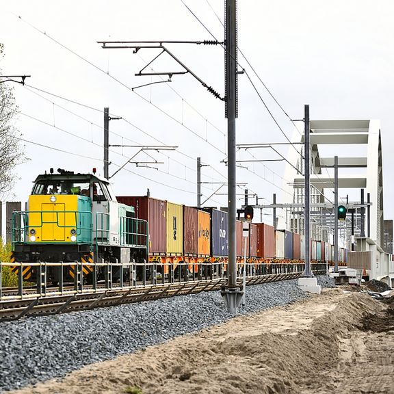 Train on the Theemswegtrace