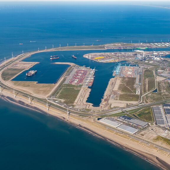 Maasvlakte 2 haven Rotterdam luchtfoto